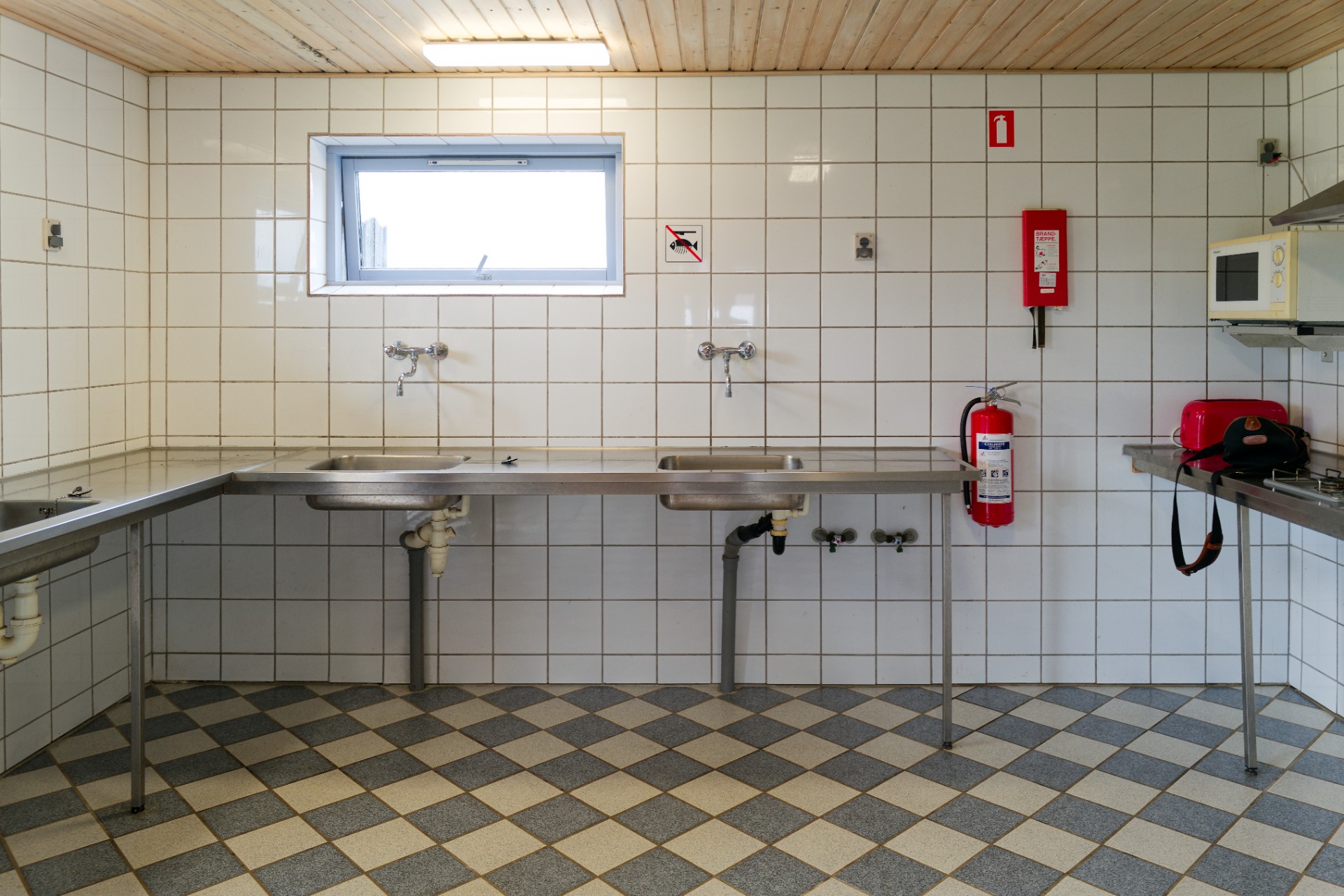 Camping køkken med vaske, komfur og ovne